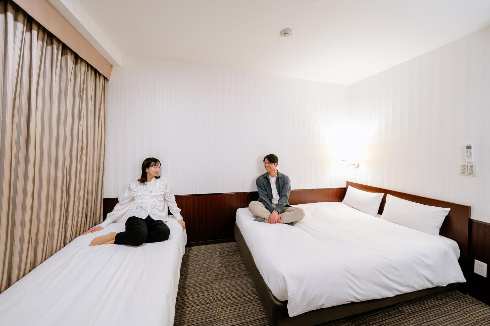 Hotel Hillarys Osaka Bagian luar foto
