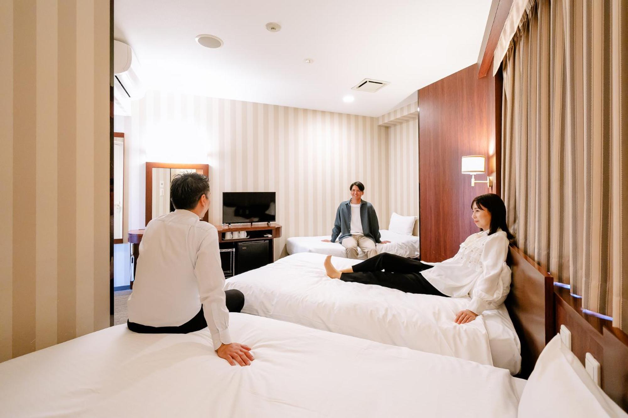 Hotel Hillarys Osaka Bagian luar foto