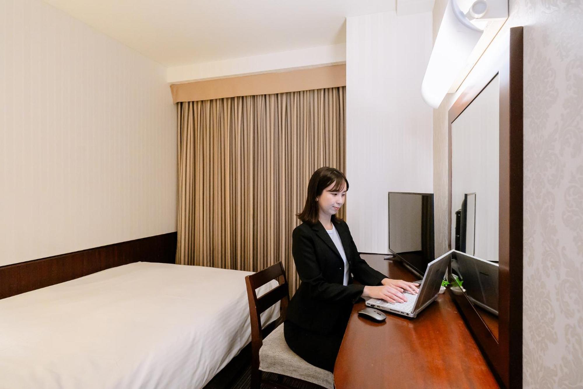 Hotel Hillarys Osaka Bagian luar foto